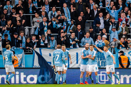 Malmö FFs Arnór Traustason jublar med Fouad Bachirou och