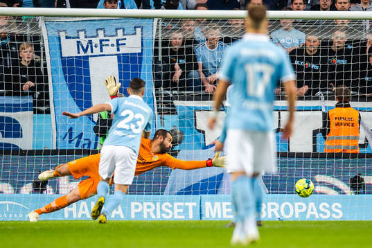 Malmö FFs Arnór Traustason (ej i bild) gör 1-1 bakom