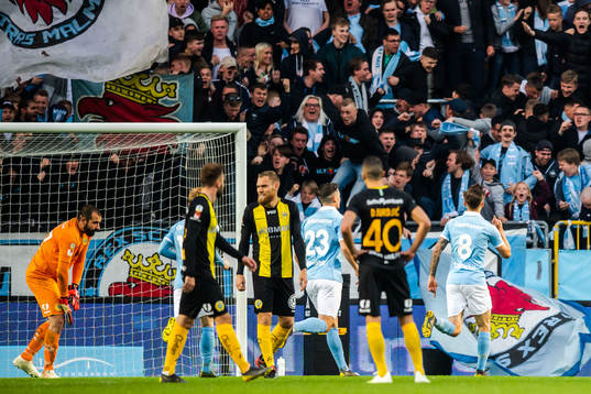 Malmö FFs Arnór Traustason jublar mot supportrar