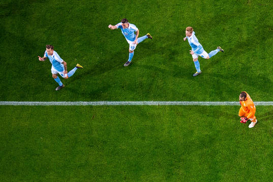 Malmö FFs Arnór Traustason jublar med Marcus Antonsson