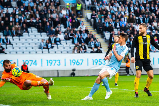 Hammarbys målvakt Gianluca Curci räddar framför Malmö