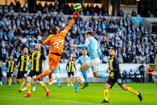 Hammarbys målvakt Gianluca Curci räddar framför Malmö