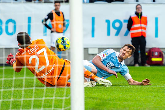 Hammarbys målvakt Gianluca Curci räddar framför Malmö