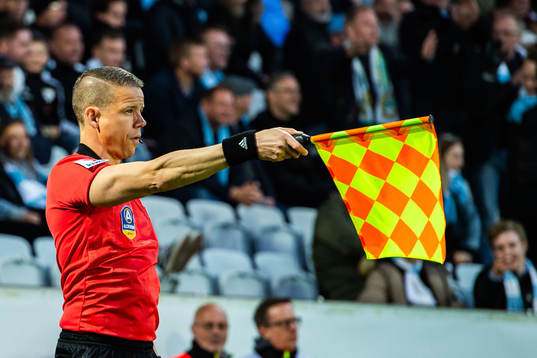 Linjedomare Daniel Wärnmark dömmer offside på Hammarbys