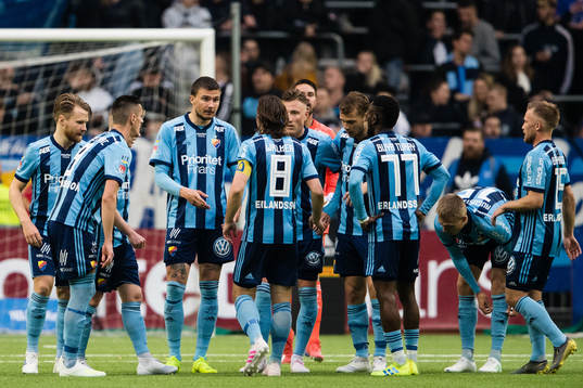 Djurgårdens Erik Berg pratar med sina medspelare
