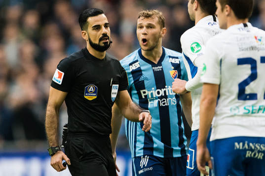 Djurgårdens Jesper Karlström reagerar på domare Mohammed