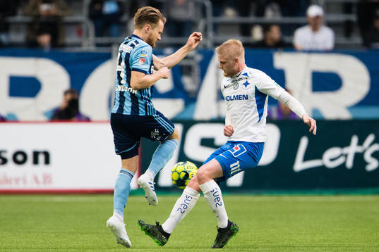 Djurgårdens Jacob Une Larsson i kamp om bollen med IFK