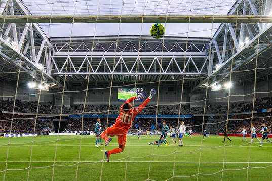 Djurgårdens målvakt Tommi Vaiho ser hur bollen tar i