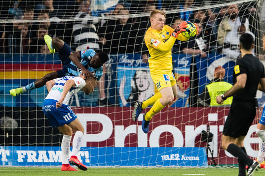 IFK Norrköpings målvakt Isak Pettersson tar han om bollen