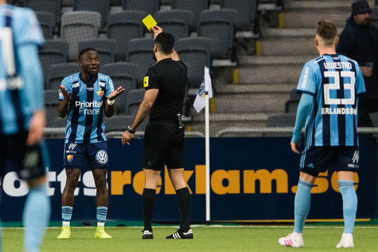 Djurgårdens Mohamed Buya Turay får ett gult kort av