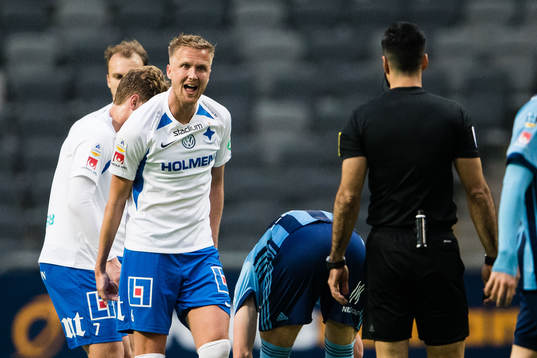 IFK Norrköpings Kasper Larsen reagerar på domare Mohammed