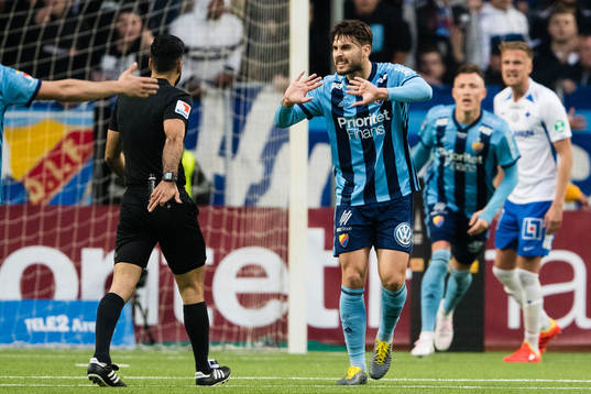 Djurgårdens Erik Berg reagerar på domare Mohammed Al-Hakim