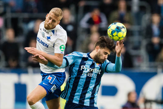 IFK Norrköpings Filip Dagerstål i en nickduell med