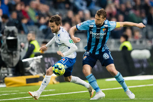 IFK Norrköpings Andreas Blomqvist i kamp om bollen med