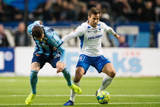 Djurgårdens Erik Berg i kamp om bollen om IFK Norrköpings
