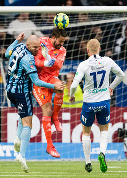 Djurgårdens Marcus Danielson krockar med målvakt Tommi