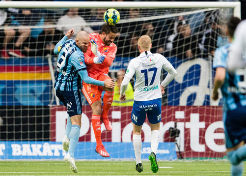 Djurgårdens Marcus Danielson krockar med målvakt Tommi