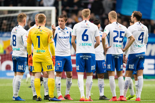 IFK Norrköpings Simon Thern talar med sina lagkamrater