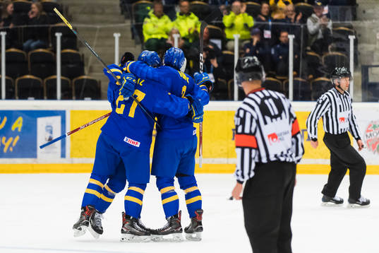 Swedens Alexander Holtz made the first goal in the game