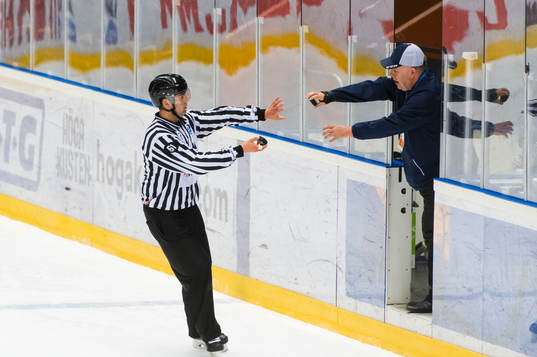Stefan Åsander delivers a new cold puck to the referee