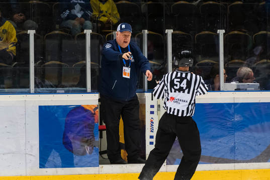 Stefan Åsander delivers a new cold puck to the referee