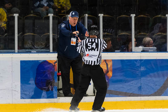 Stefan Åsander delivers a new cold puck to the referee