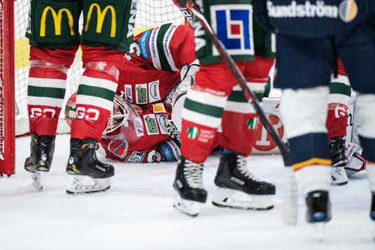 Frölundas målvakt Johan Mattsson ligger ner