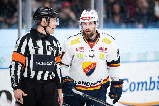 Domare Tobias Björk i diskussion med Djurgårdens Dick