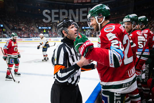 Domare Linus Öhlund i diskussion med Frölundas Joel