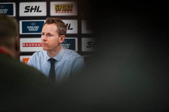 Djurgårdens tränare Robert Ohlsson deltar i en