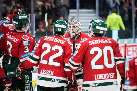 Frölundas målvakt Johan Gustafsson jublar med sina