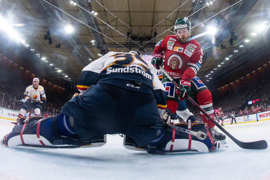 Djurgårdens målvakt Adam Reideborn och Frölundas Mats