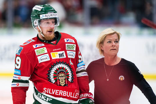 Frölundas Simon Hjalmarsson blöder från näsan och får