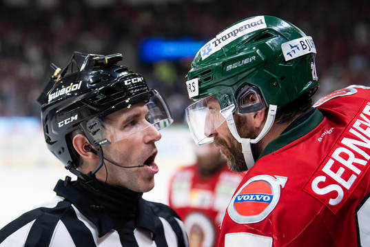 Domare Linus Öhlund i diskussion med Frölundas Joel