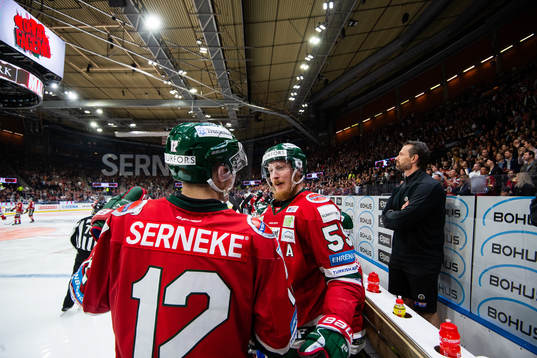 Frölundas Simon Hjalmarsson i båset