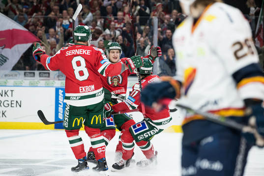 Frölundas Jacob Moverare jublar med lagkamrater