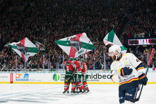 Frölundas Jacob Moverare jublar med lagkamrater