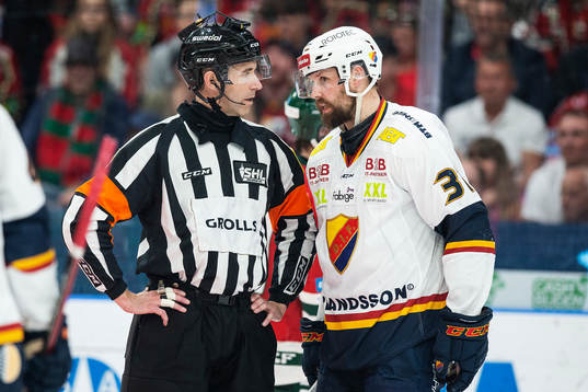Domare Linus Öhlund i diskussion med Djurgårdens Dick