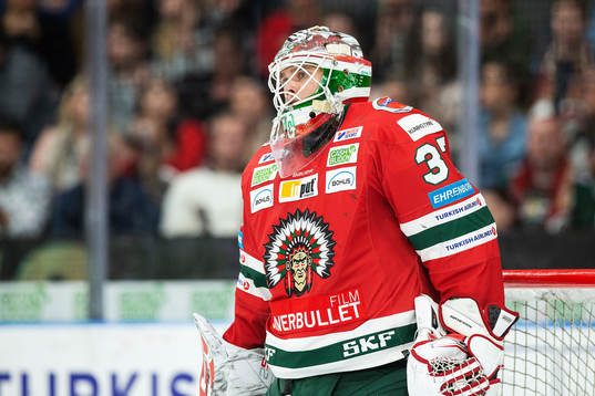 Frölundas målvakt Johan Gustafsson byts in