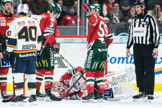 Frölundas målvakt Johan Mattsson blir liggande