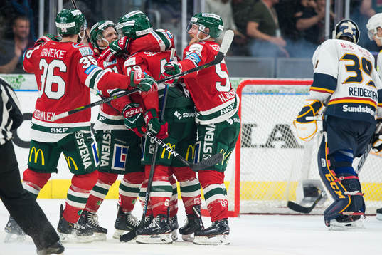 Frölundas Joel Lundqvist omfamnas
