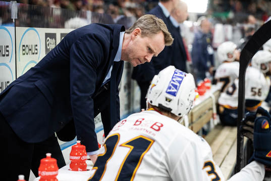 Djurgårdens tränare Robert Ohlsson pratar med Dick