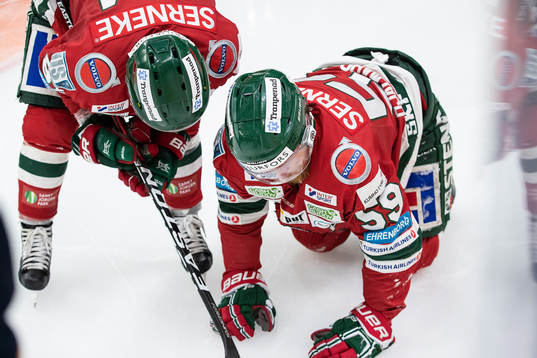 Frölundas Simon Hjalmarsson blir liggandes på isen