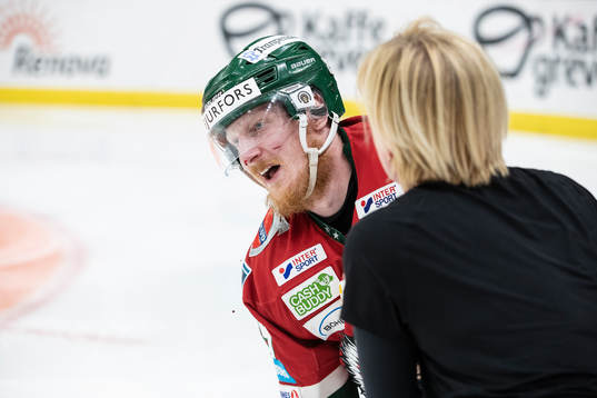 Frölundas Simon Hjalmarsson leds av isen
