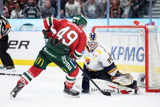 Frölundas Rhett Rakshani och Djurgårdens målvakt Adam