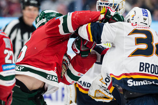 Frölundas Jonathan Sigalet fightas med Djurgårdens Daniel