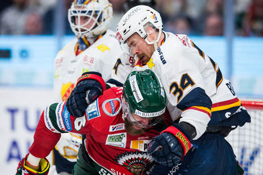 Frölundas Jonathan Sigalet fightas med Djurgårdens Daniel