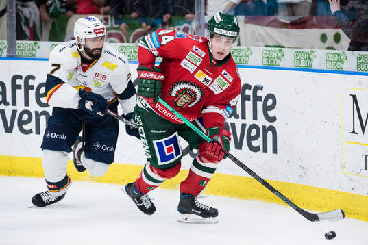 Frölundas Jacob Peterson före Djurgårdens Jason Garrison