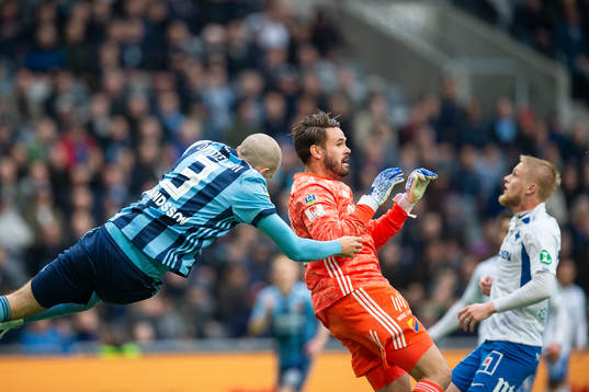 Djurgårdens Marcus Danielson kolliderar med målvakt Tommi