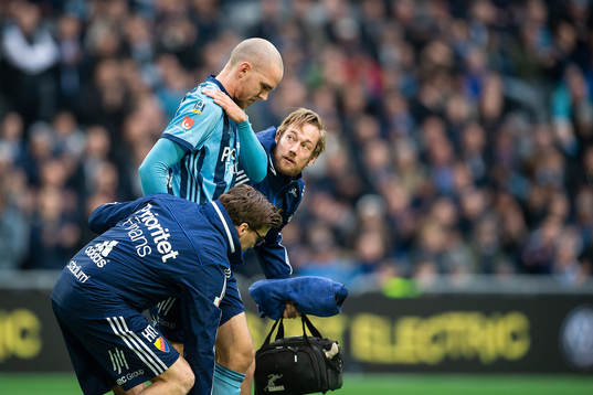 Djurgårdens Marcus Danielson får hjälp av planen